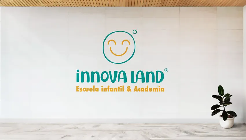 Logotipo innova Land en pared