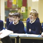 niños atendiendo en clase
