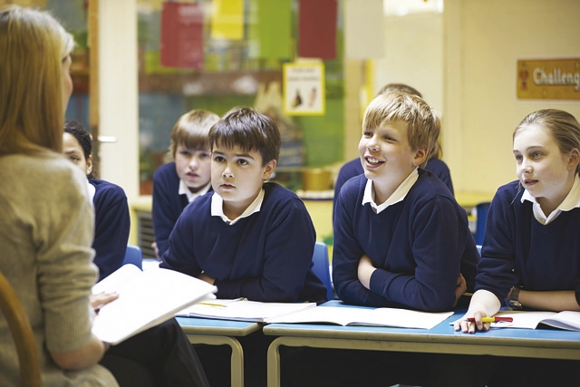 niños atendiendo en clase