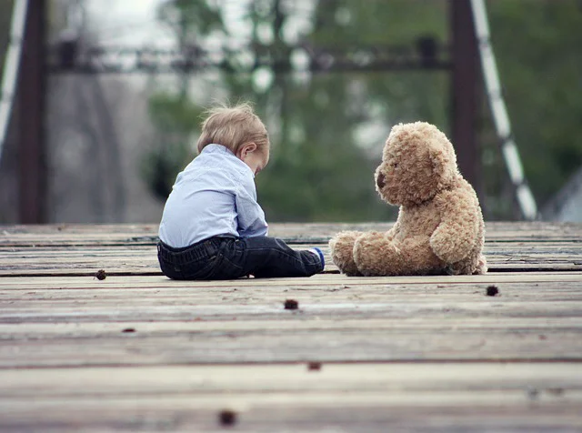 Bebé con oso de peluche