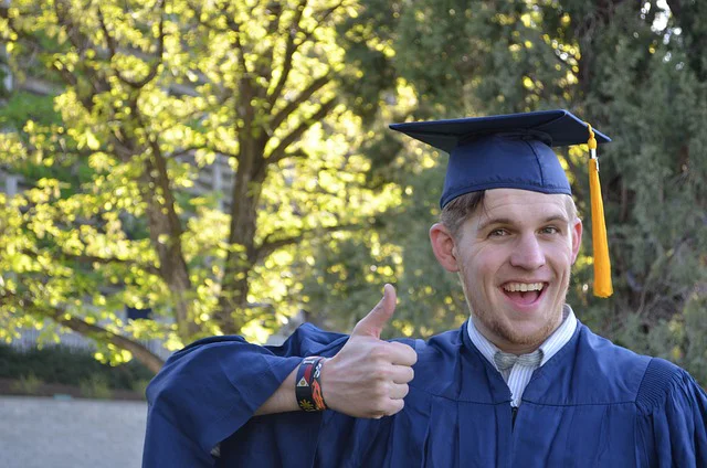 chico recién graduado