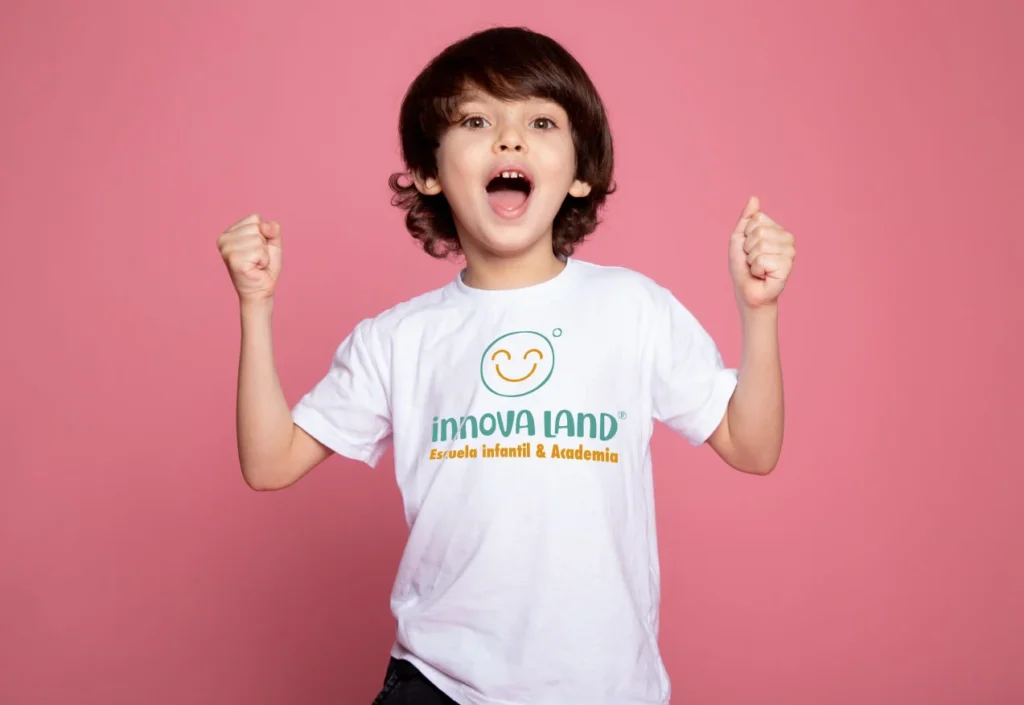 Niño con camiseta innova land escuela infantil