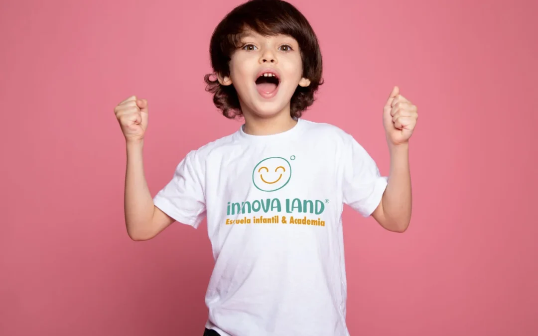 Niño con camiseta innova land escuela infantil