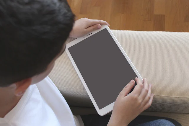 Niño con tablet