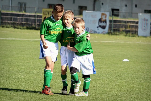 Tres niños del equipo de fútbol de la escuela